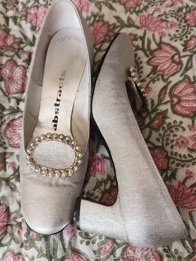 Women's Vintage Abstracts Silver Pearl-Embellished Low Heel Pumps